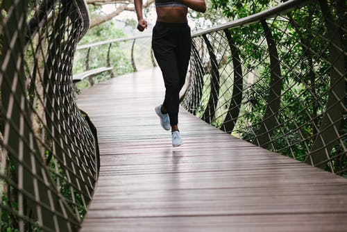 在桥上奔跑的人的照片 · 免费素材图片