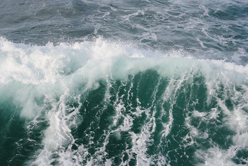 大浪冲撞 · 免费素材图片