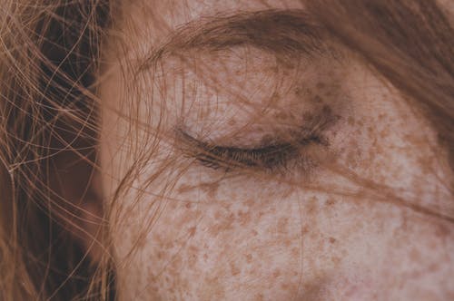 女人的脸的特写照片 · 免费素材图片