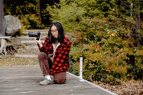 拿着照相机的妇女 · 免费素材图片