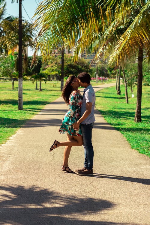 情侣在公园接吻 · 免费素材图片