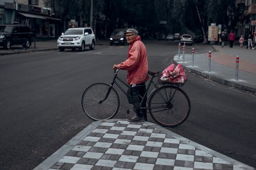 男子骑通勤自行车道 · 免费素材图片