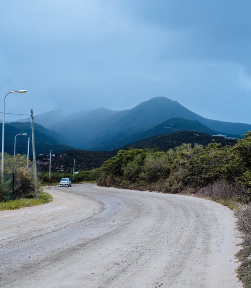 车在路上 · 免费素材图片