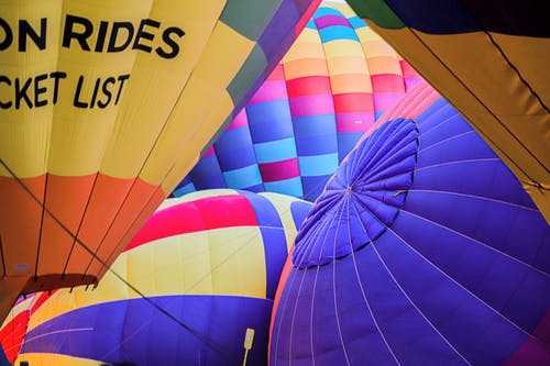 充气多色热气球的特写镜头 · 免费素材图片