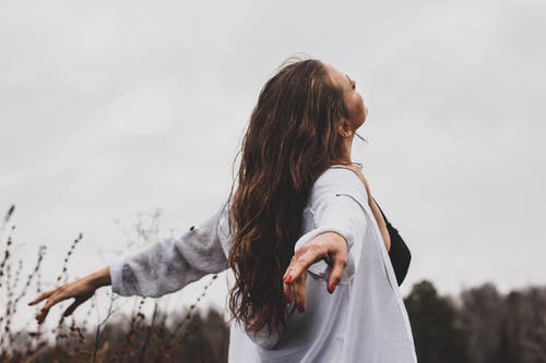 站在户外的女人 · 免费素材图片