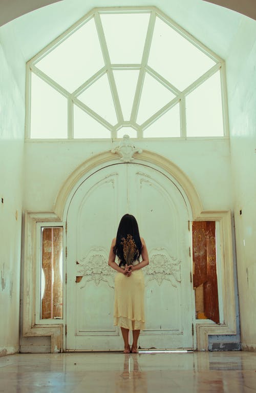 站在面纱的门前的女人 · 免费素材图片