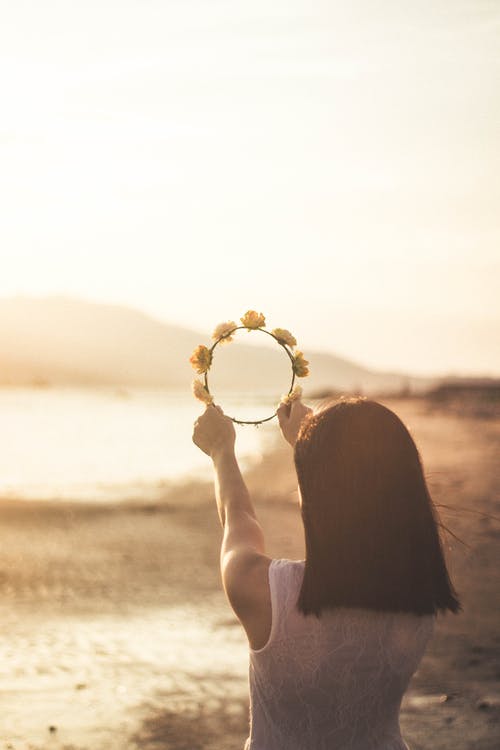 女人拿着花冠 · 免费素材图片