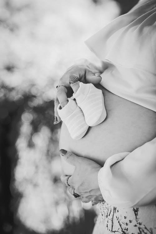 孕妇腹部的灰度照片 · 免费素材图片