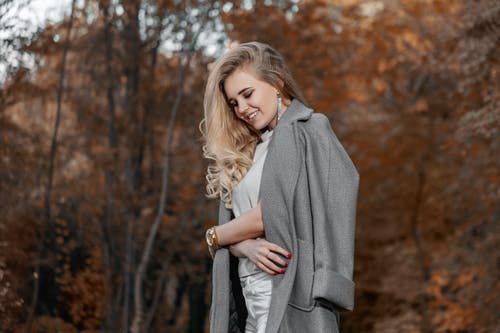 女人穿着灰色上衣与灰色风衣 · 免费素材图片