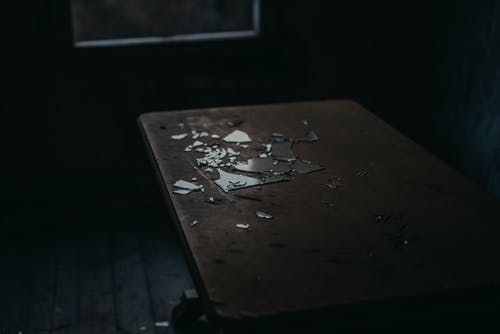 桌上的碎玻璃碎片 · 免费素材图片