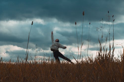 一个男人在草地上的照片模糊 · 免费素材图片