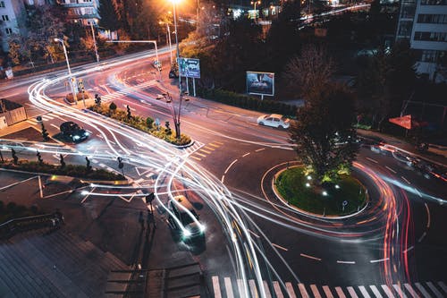 夜间道路上车辆的延时摄影 · 免费素材图片