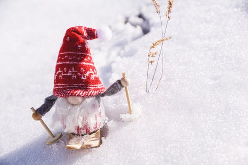 矮人侏儒在雪地上 · 免费素材图片