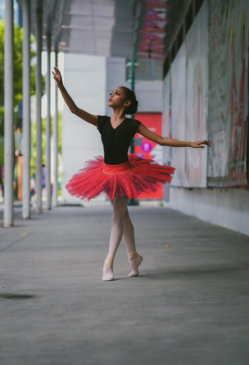 芭蕾舞女演员穿着红色芭蕾舞短裙 · 免费素材图片