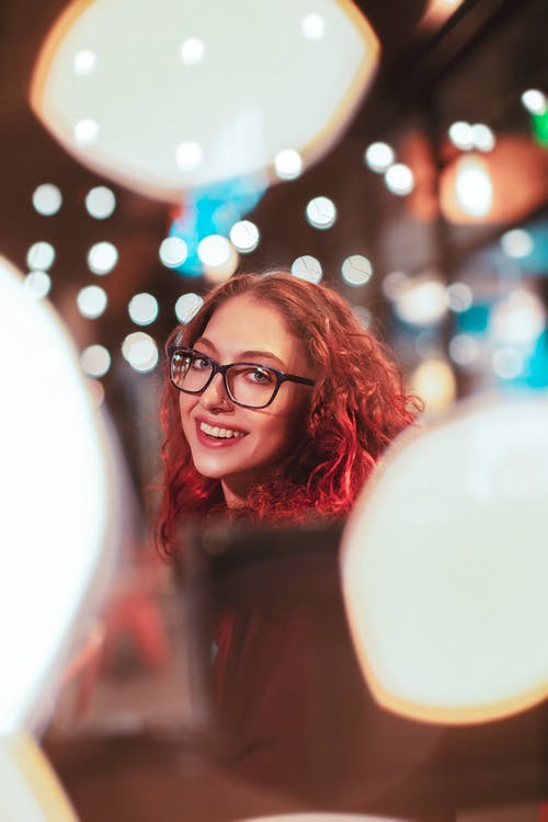 女人戴着眼镜的选择性焦点照片 · 免费素材图片