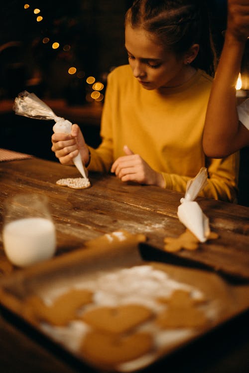 心饼干上的女孩管道结冰 · 免费素材图片