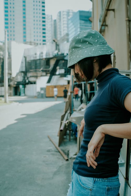 女人靠在墙上 · 免费素材图片