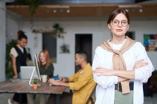 双臂交叉的女人的照片 · 免费素材图片