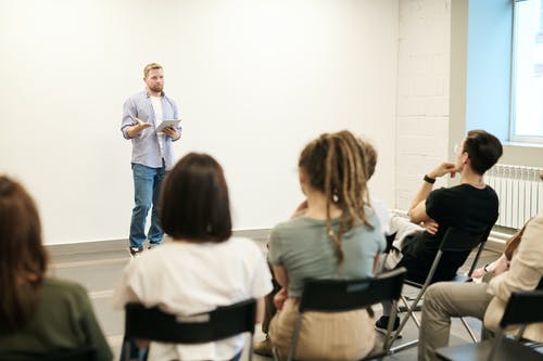 男人穿着灰色礼服衬衫和蓝色牛仔裤 · 免费素材图片