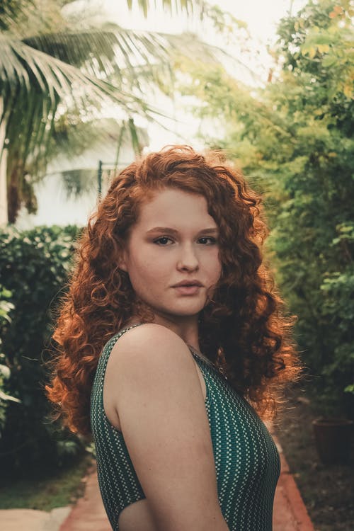 红头发的女人的照片 · 免费素材图片