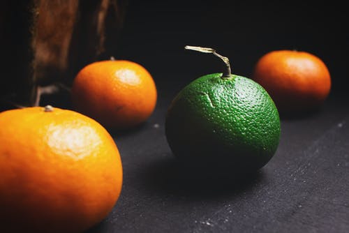 橙色和绿色柑橘类水果 · 免费素材图片