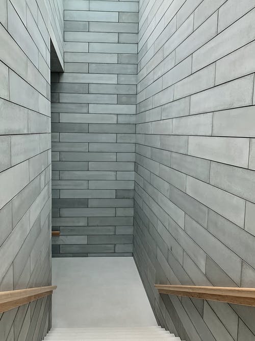 白色和灰色瓷砖地板 · 免费素材图片