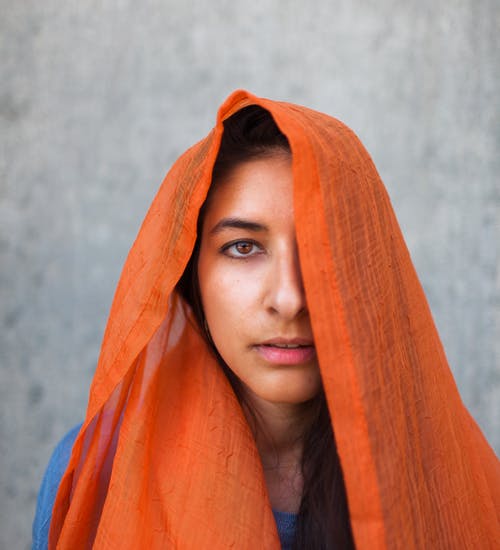 女人用橙色围巾盖头 · 免费素材图片