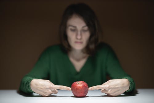 女人抱着红苹果果实 · 免费素材图片