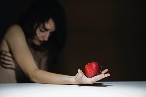 女人控股红苹果 · 免费素材图片