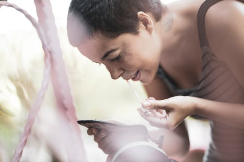 女人把唇彩 · 免费素材图片