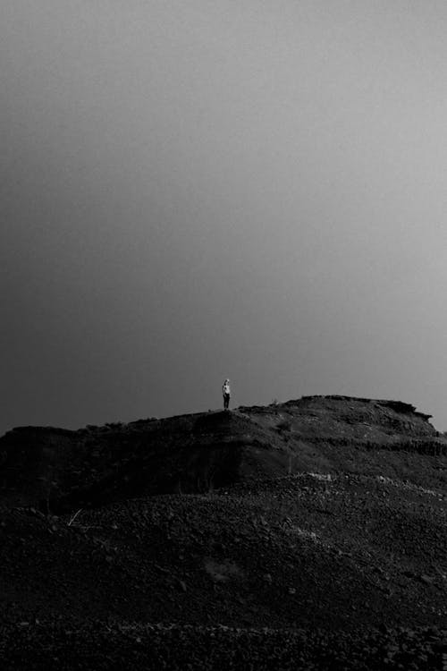 站在沙漠上的人的单色照片 · 免费素材图片