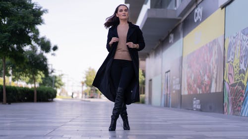 穿黑大衣的女人的照片 · 免费素材图片