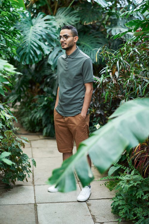 站在植物旁边的人的照片 · 免费素材图片