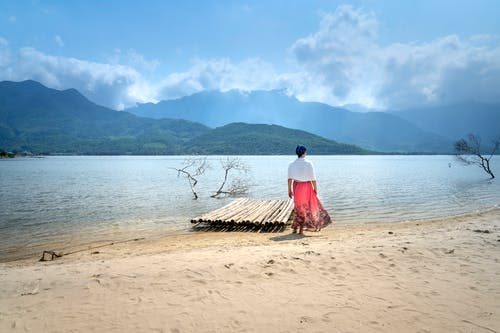 女人站在岸上 · 免费素材图片