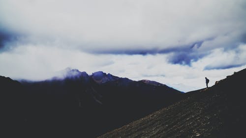 站在山上的人的剪影照片 · 免费素材图片