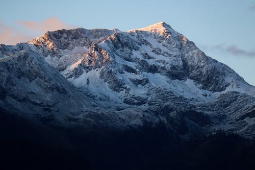 白雪皑皑的灰山 · 免费素材图片