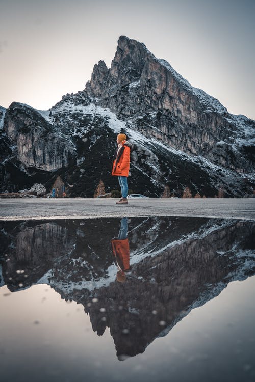 站在湖和山旁边的女人 · 免费素材图片