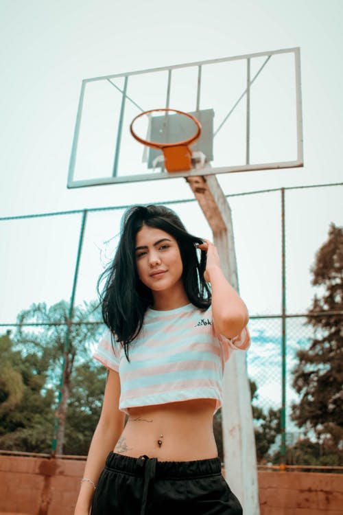 女人站在篮球筐前的照片 · 免费素材图片