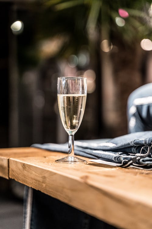 香槟杯棕色木制的桌子上 · 免费素材图片