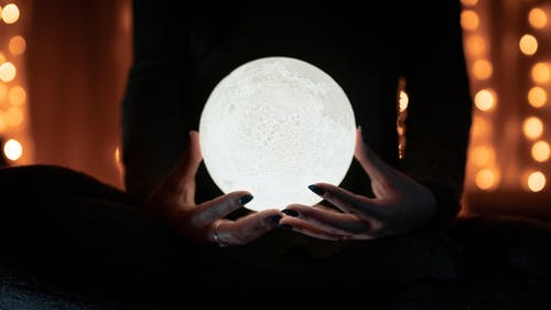 手上的白月亮 · 免费素材图片