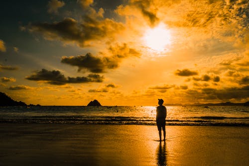 人站在海边的轮廓 · 免费素材图片