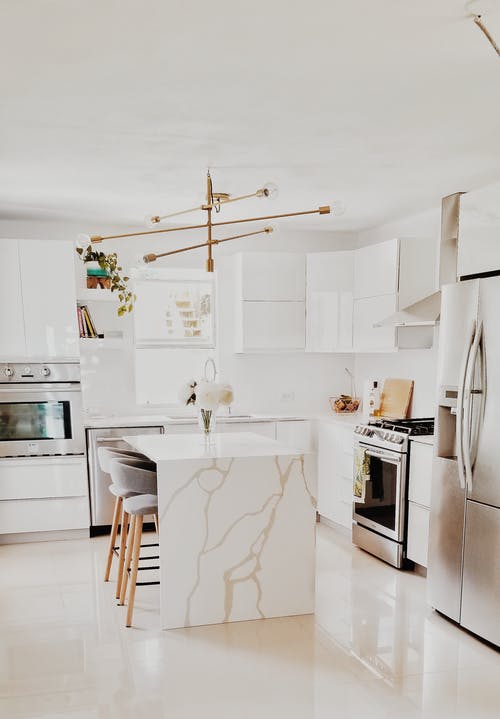 白色和棕色木制厨柜 · 免费素材图片