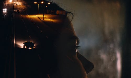 汽车的妇女与在窗口的晚上反射在晚上 · 免费素材图片