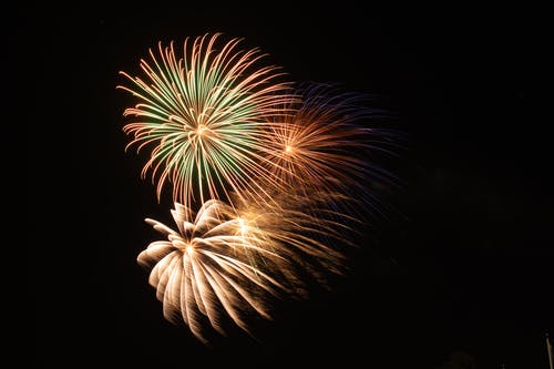 天空中的黄色烟花 · 免费素材图片