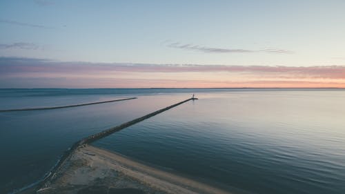 蓝天下的平静的海面 · 免费素材图片