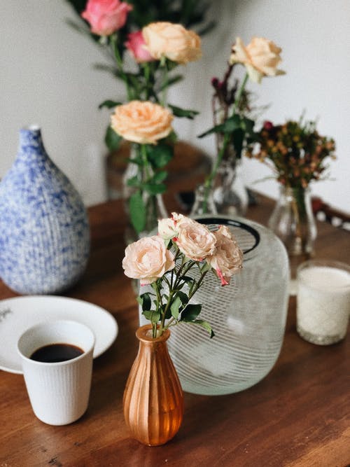 桌上有鲜花的花瓶 · 免费素材图片