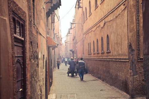 在古城狭窄的街道上的行人 · 免费素材图片