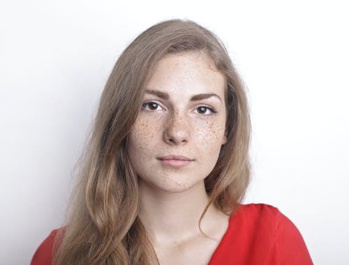 红雀斑的女人的肖像照片 · 免费素材图片