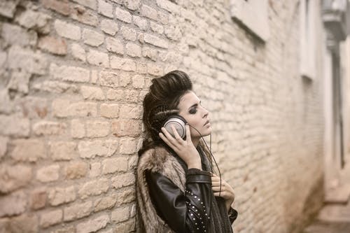 时尚的服装，在耳机听音乐的女人 · 免费素材图片