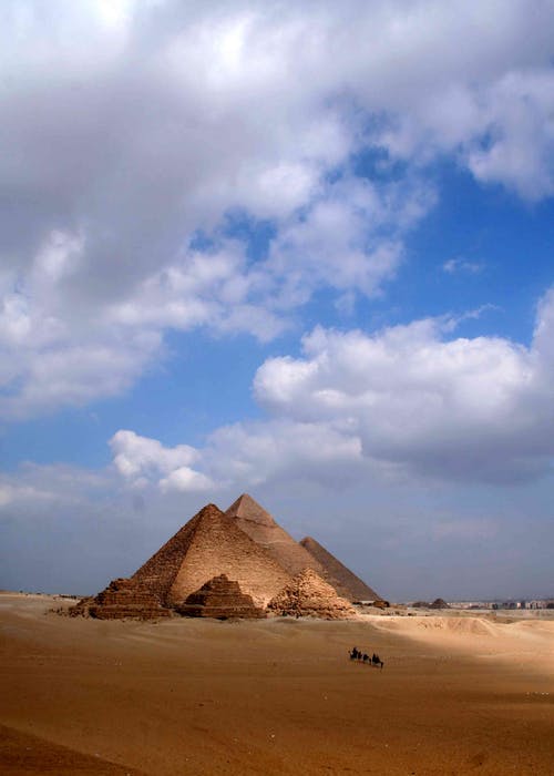 在干燥的沙漠中的古代石金字塔 · 免费素材图片